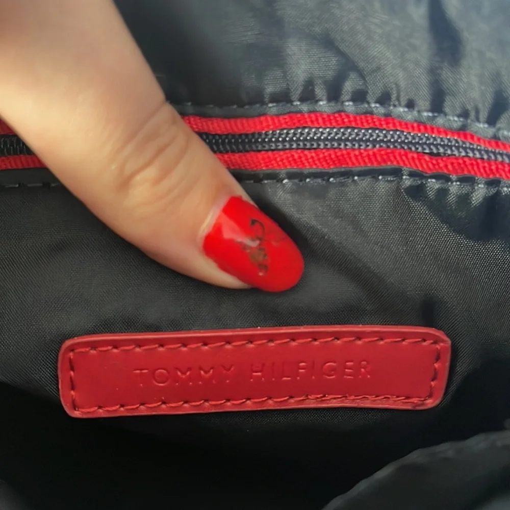 Navy blue Tommy Hillfigure crossbody purse. - Picture 4 of 4